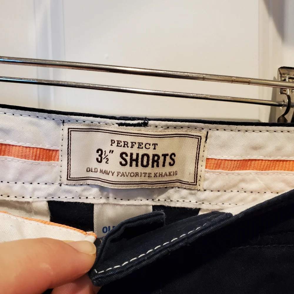 Old Navy women's 3.5 inch perfect shorts. Size 8, navy.‎